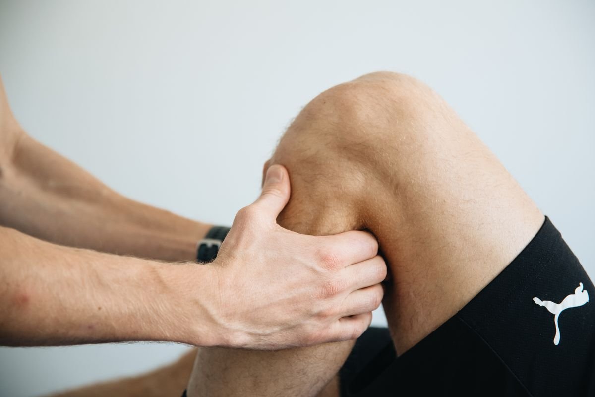 Knee pain physiotherapy treatment at Proud Physio and Wellness, Kakkanad